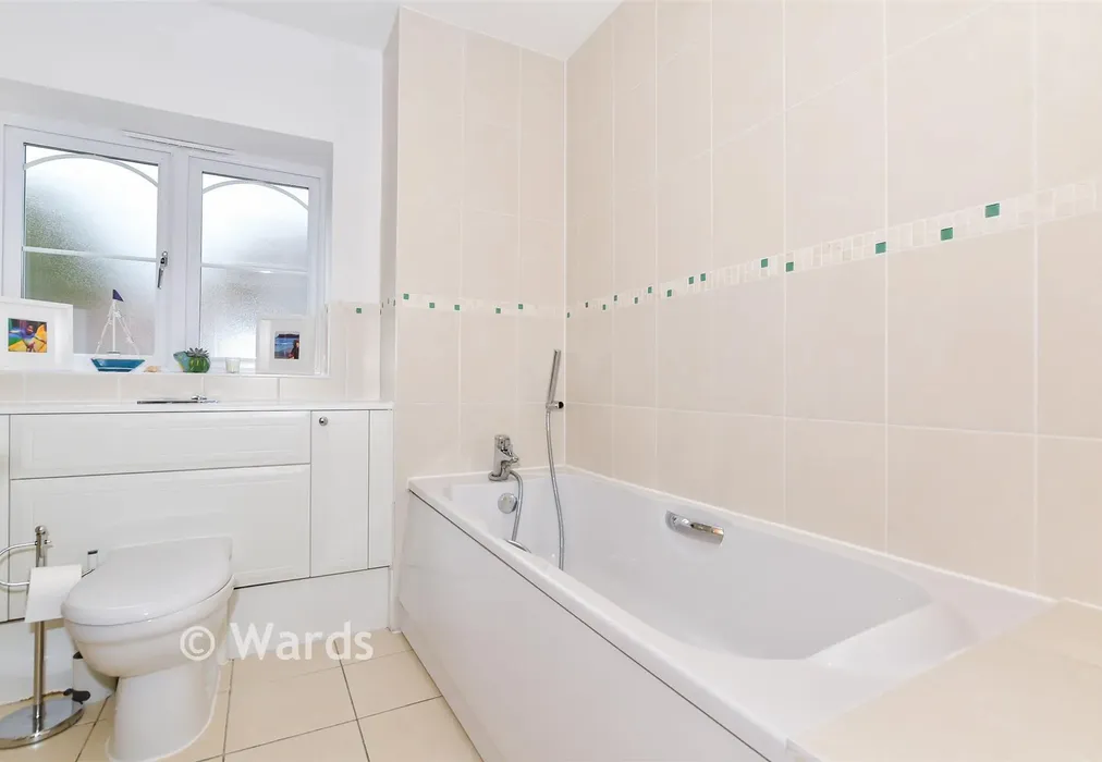 Bathroom - Quindell Place, Kings Hill, West Malling, Kent - Wards of Kent