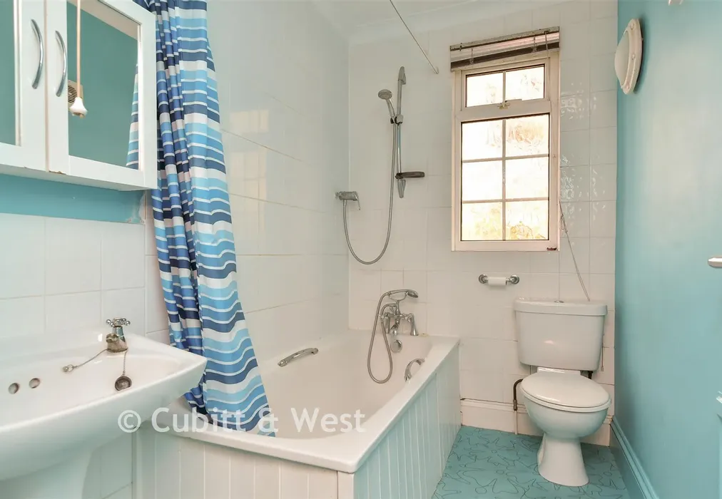 Bathroom - Dudley Road, Hollingdean, Brighton, East Sussex - Wards of Kent