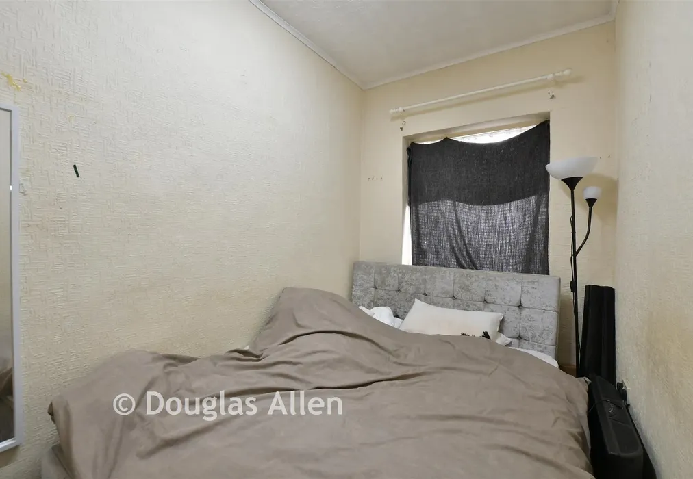 Bedroom - Seymour Gardens, Ilford, Essex - Wards of Kent