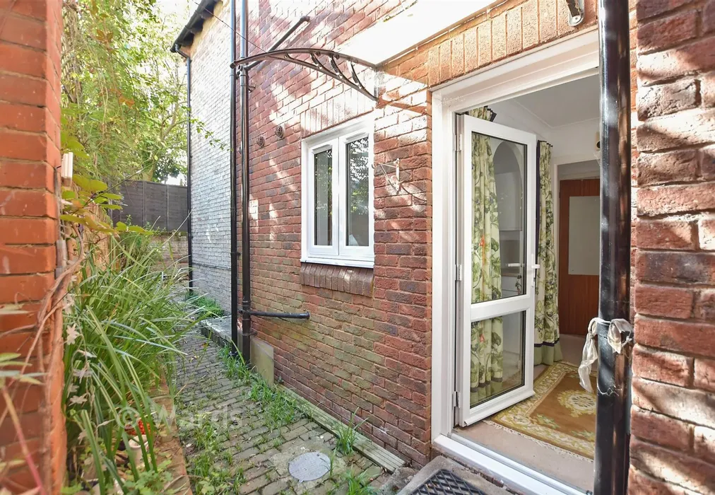 Kitchen - Knotts Lane, Canterbury, Kent - Wards of Kent