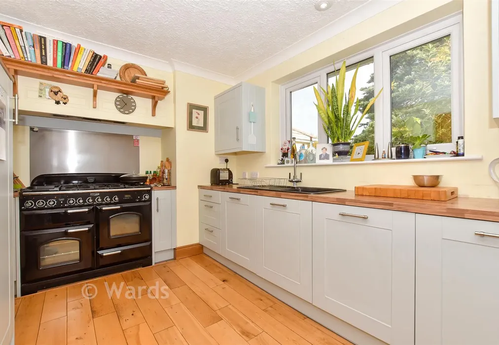 Kitchen - Victoria Road, Deal, Kent - Wards of Kent