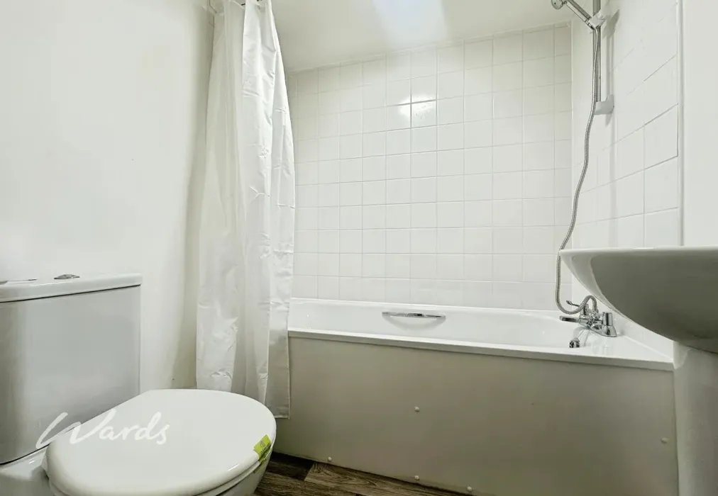Bathroom - Tonbridge Road Maidstone ME16 - Wards of Kent