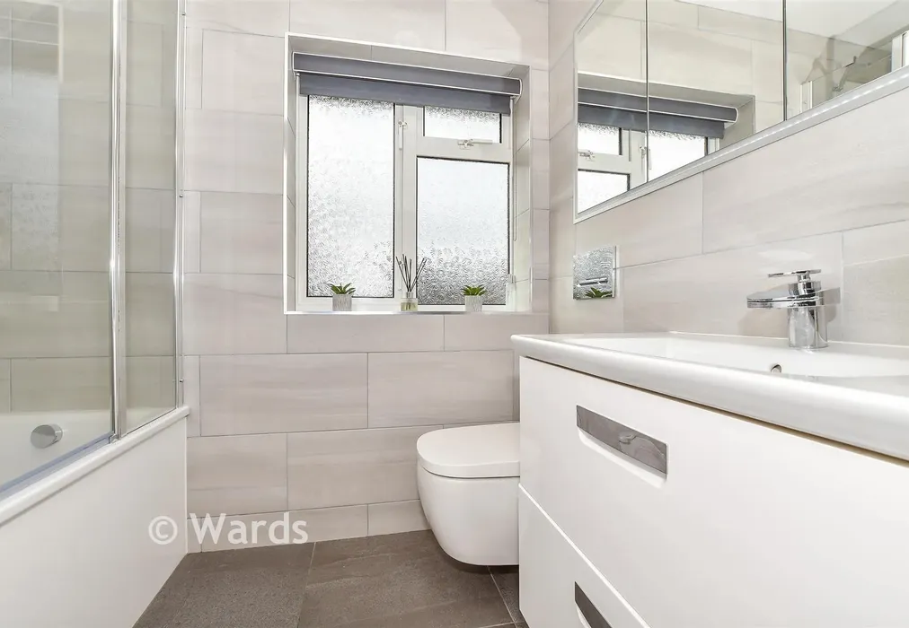 Bathroom - Purcell Avenue, Tonbridge, Kent - Wards of Kent