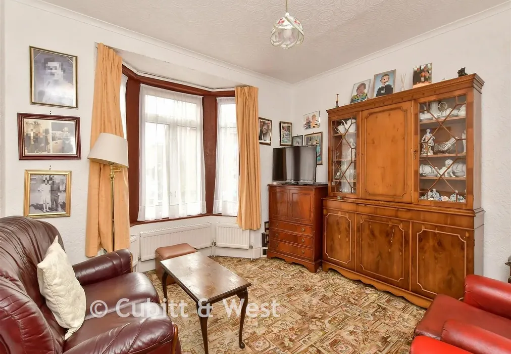 Lounge. - Petlands Road, Haywards Heath, West Sussex - Wards of Kent
