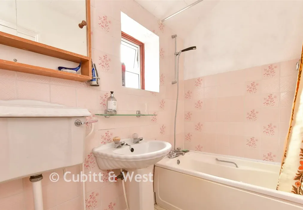 Bathroom - Petlands Road, Haywards Heath, West Sussex - Wards of Kent