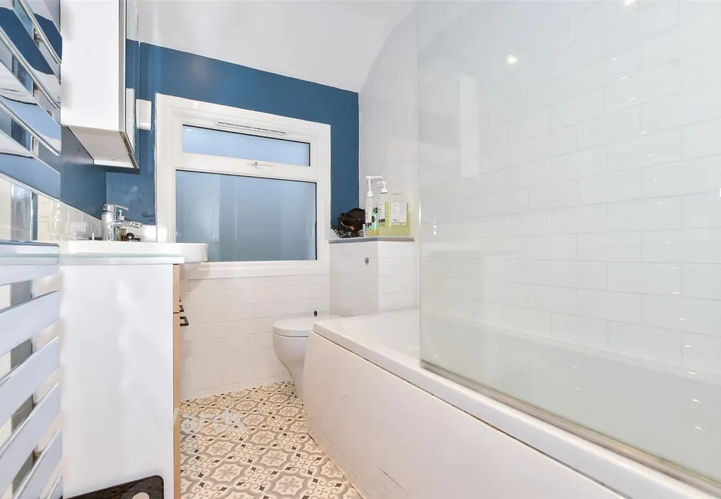 Bathroom - Old Tovil Road, Maidstone, Kent - Wards of Kent