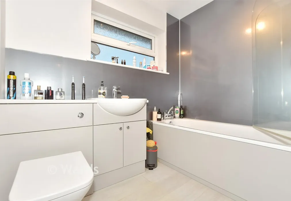 Bathroom - Lambs Walk, Whitstable, Kent - Wards of Kent