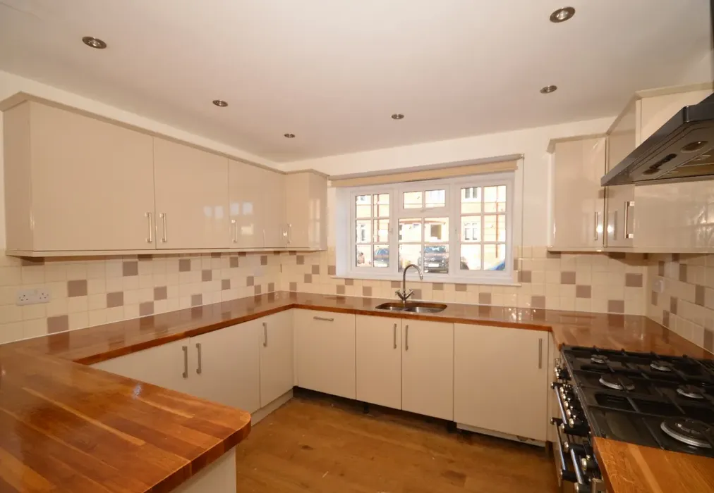 Kitchen 1 - Spiro Close Pulborough RH20 - Wards of Kent