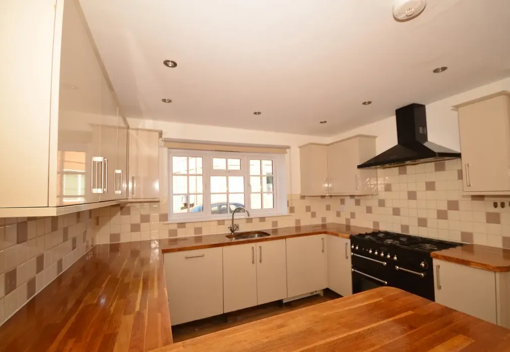 Kitchen 2 - Spiro Close Pulborough RH20 - Wards of Kent