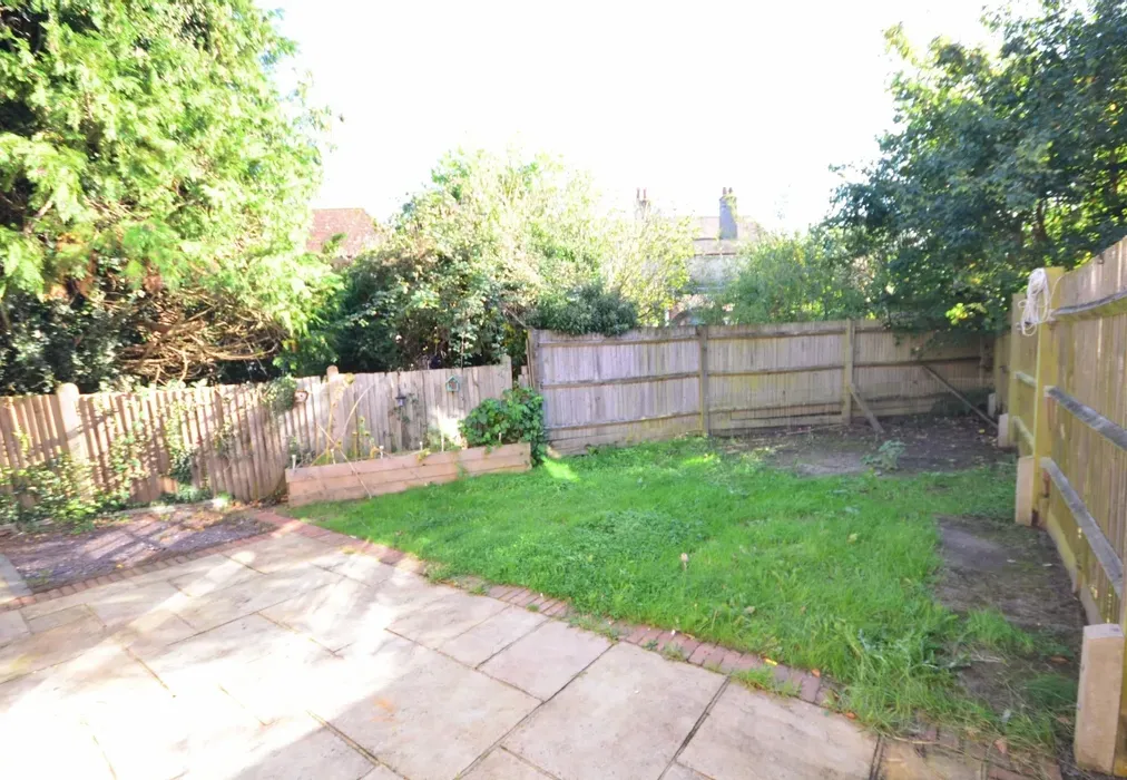 Garden - Spiro Close Pulborough RH20 - Wards of Kent