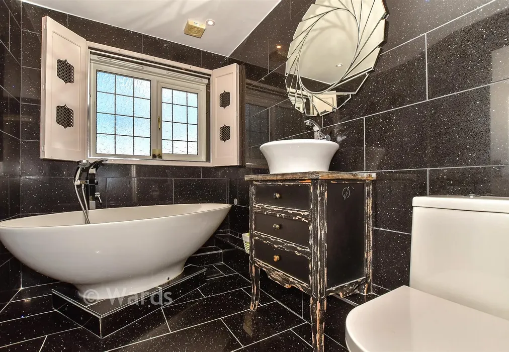 Bathroom - Lenham Road, Kingswood, Maidstone, Kent - Wards of Kent