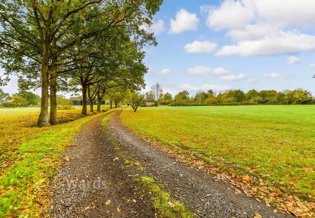 Driveway/Parking - Pike Fish Lane, Paddock Wood, Tonbridge, Kent - Wards of Kent