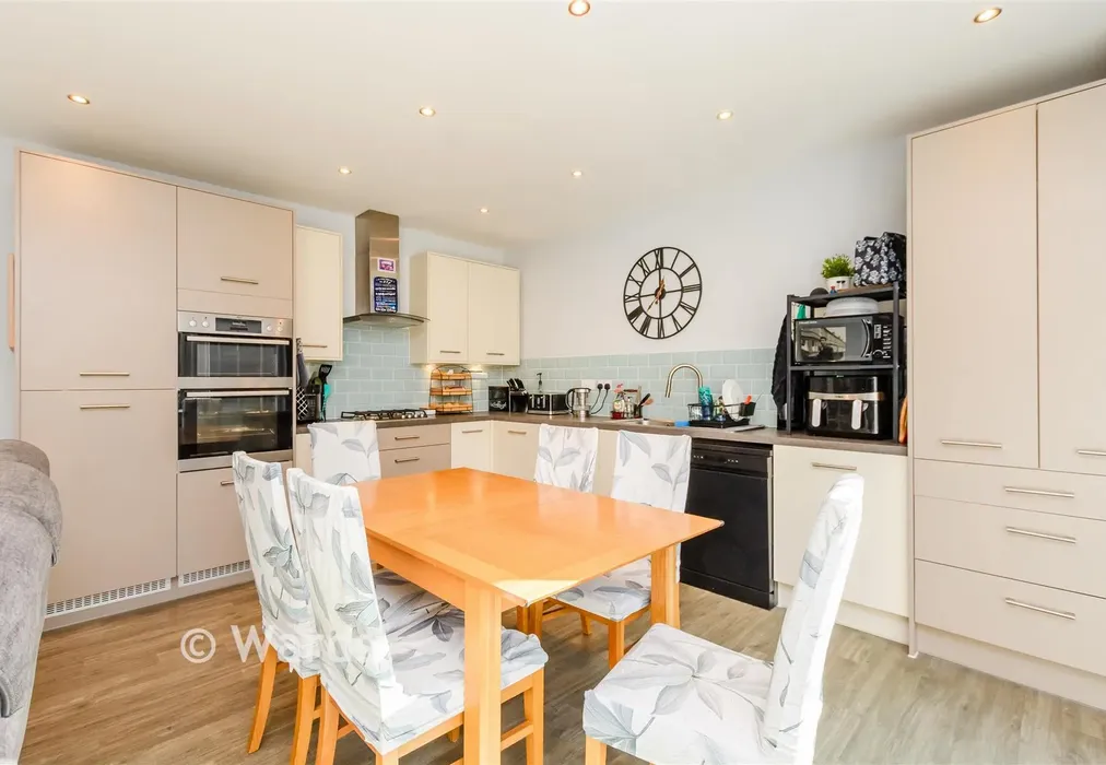 Kitchen - Emmeline Avenue, Weldon Ebbsfleet Valley, Swanscombe, Kent - Wards of Kent