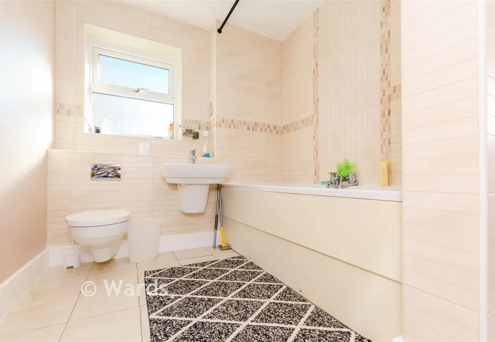 Bathroom - Harvel Road, Meopham, Kent - Wards of Kent