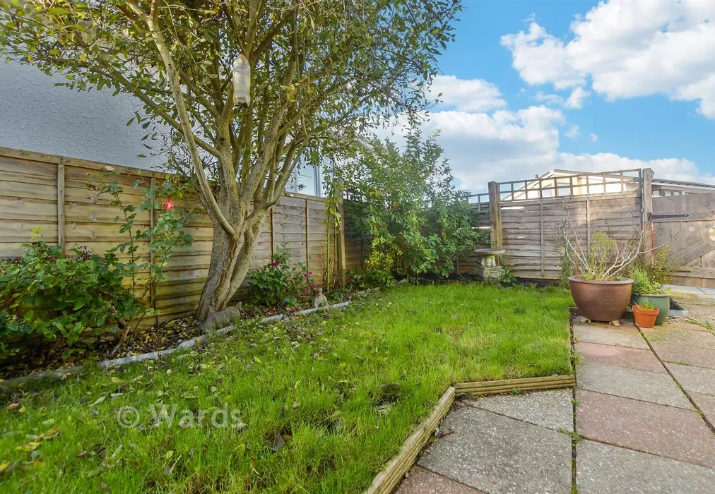 Side Garden - Woodlands Park, Biddenden, Ashford, Kent - Wards of Kent