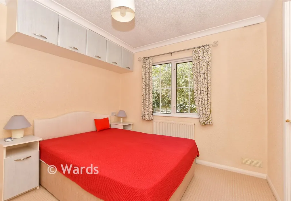 Bedroom 1 - Shenley Park, Headcorn, Kent - Wards of Kent
