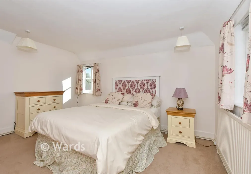 Bedroom 1 - Wilsley Pound, Sissinghurst, Kent - Wards of Kent