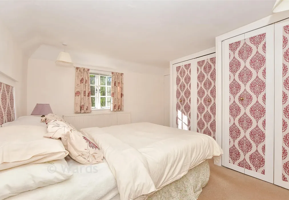 Bedroom 1 - Wilsley Pound, Sissinghurst, Kent - Wards of Kent