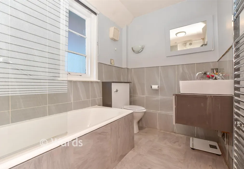 Bathroom - Wilsley Pound, Sissinghurst, Kent - Wards of Kent