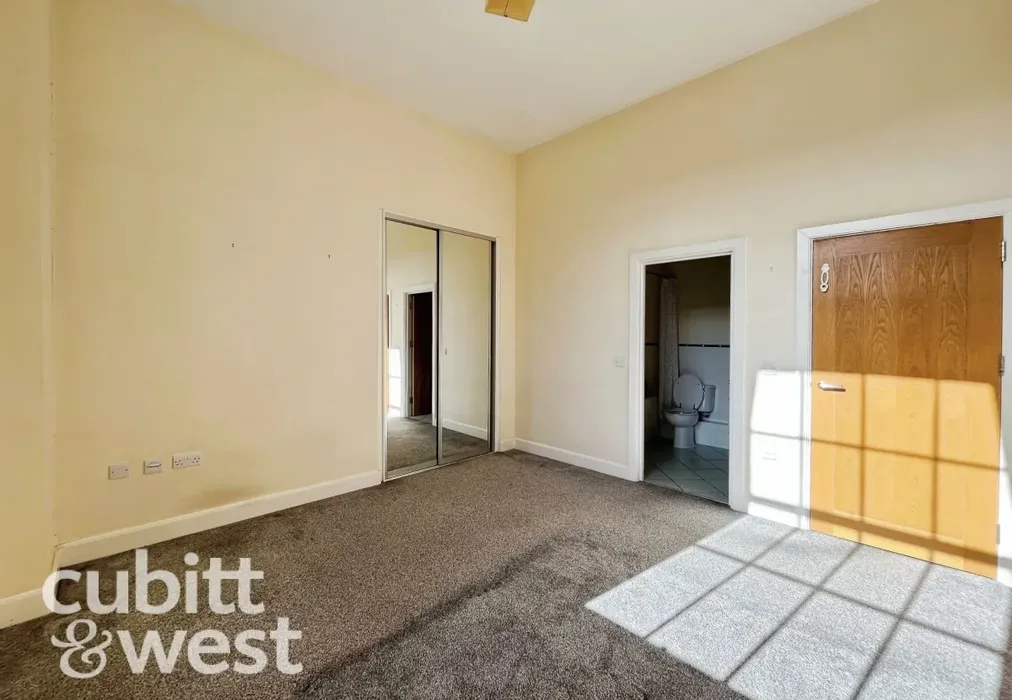 Bedroom 1 - Gunwharf Quays, Portsmouth, Hampshire - Wards of Kent