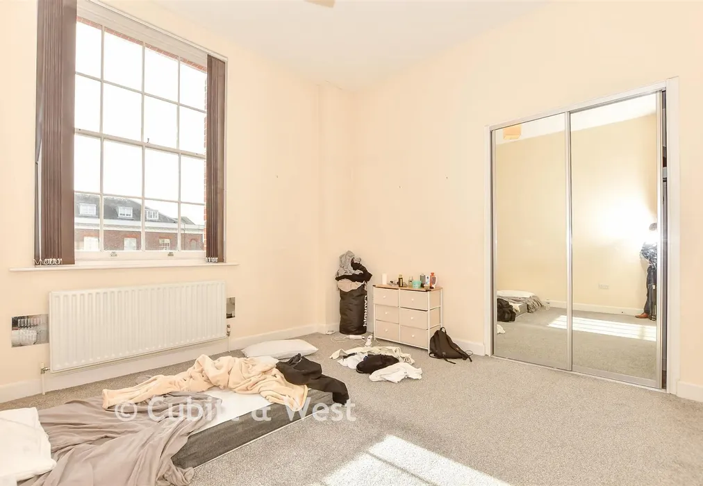 Bedroom 1 - Gunwharf Quays, Portsmouth, Hampshire - Wards of Kent