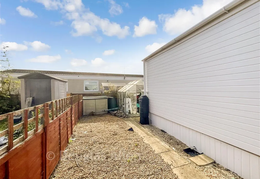 Garden - Lower Dunton Road, Brentwood, Essex - Wards of Kent