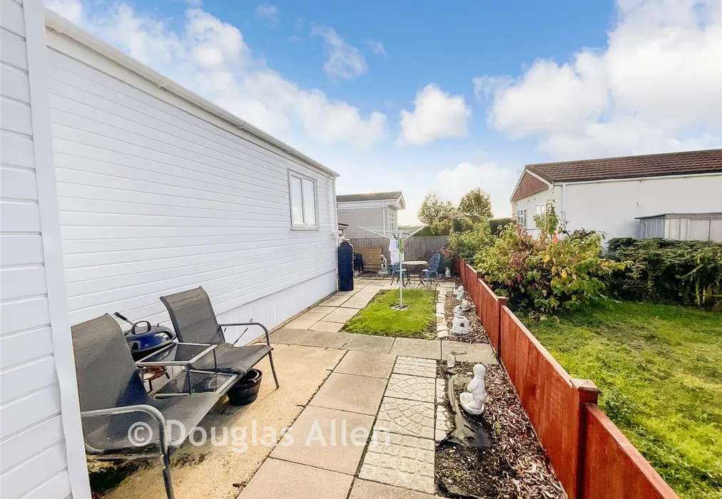 Side Garden - Lower Dunton Road, Brentwood, Essex - Wards of Kent