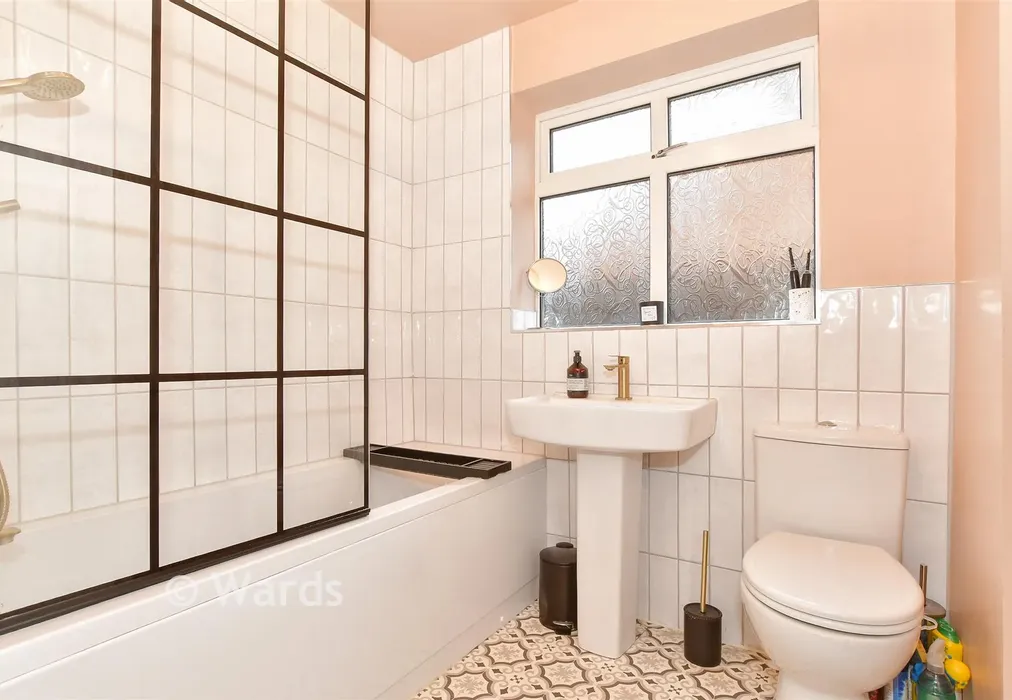 Bathroom - Dryland Road, Snodland, Kent - Wards of Kent