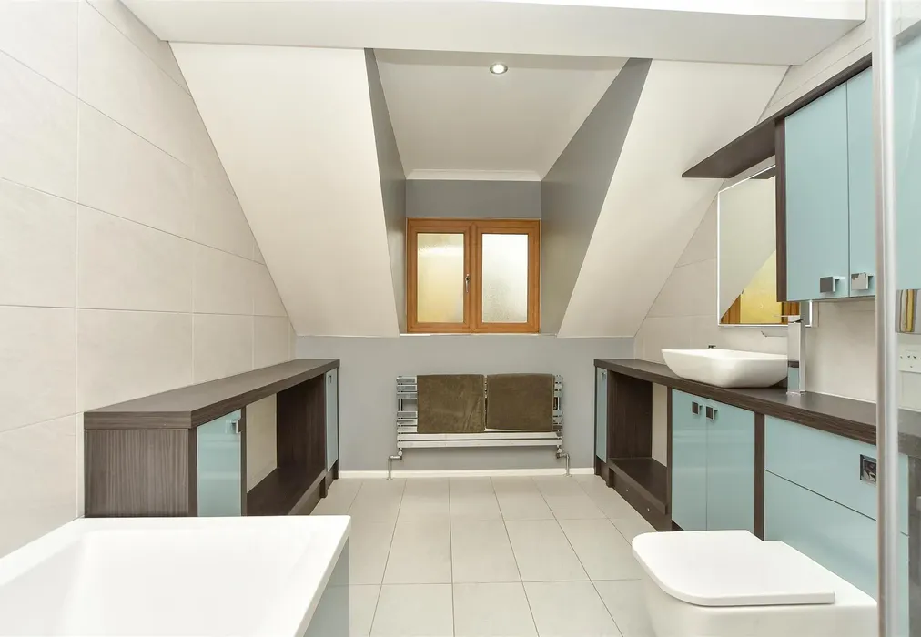 Full En-Suite Bathroom - The Street, Hartlip, Sittingbourne, Kent - Wards of Kent