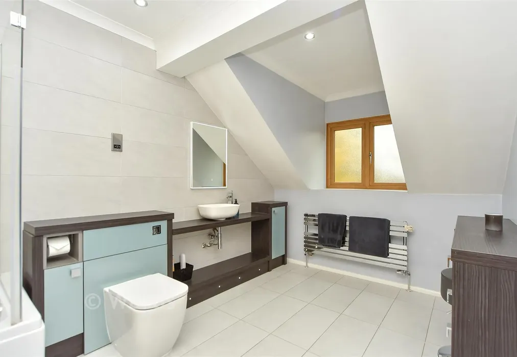 Family Bathroom - The Street, Hartlip, Sittingbourne, Kent - Wards of Kent