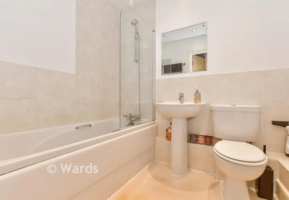 Bathroom - Hart Street, Maidstone, Kent - Wards of Kent