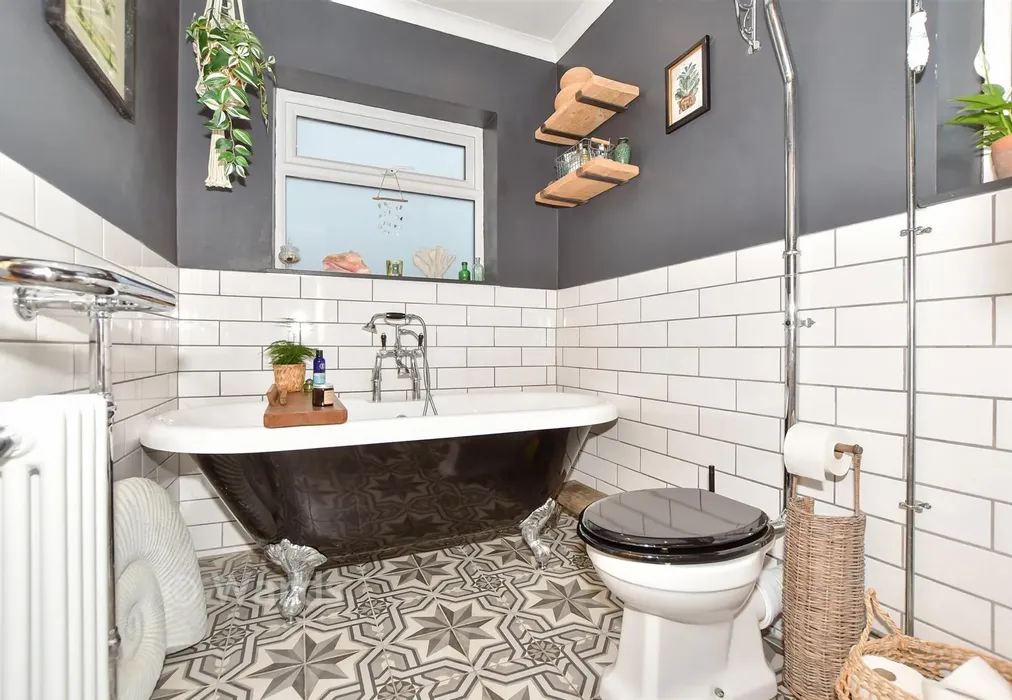 Bathroom - Newton Road, Whitstable, Kent - Wards of Kent