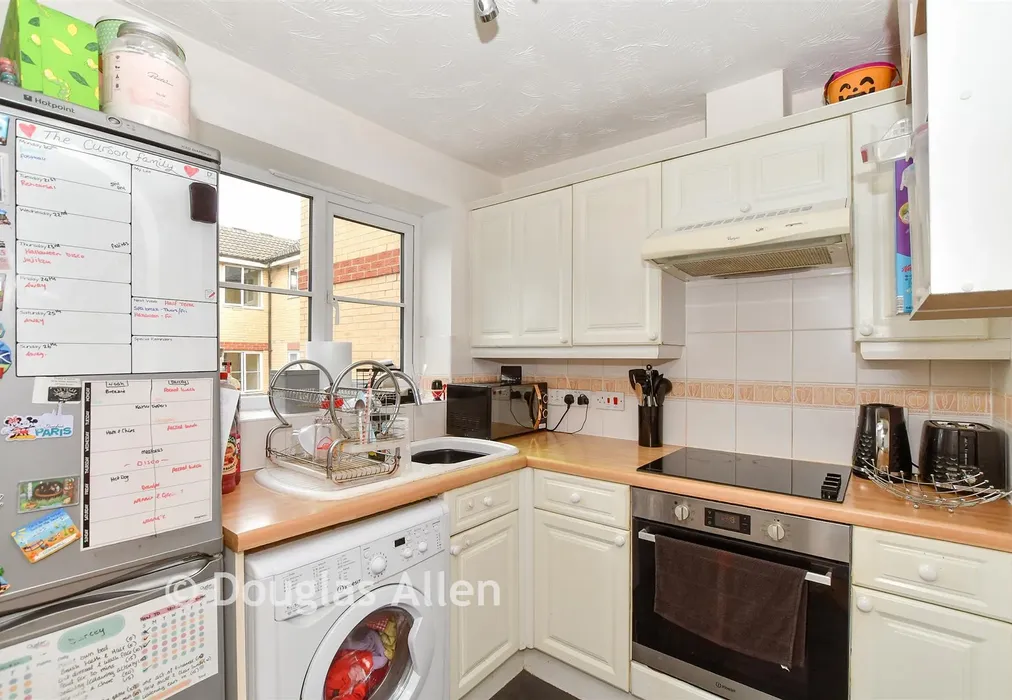 Kitchen - Timberlog Lane, Basildon, Essex - Wards of Kent