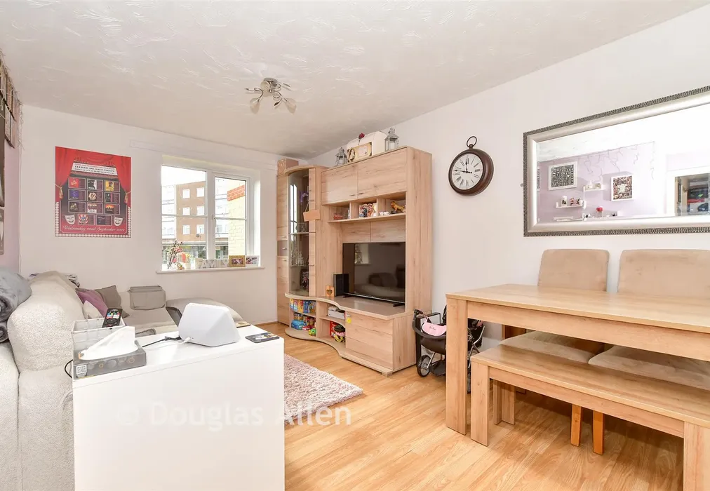 Lounge/Diner - Timberlog Lane, Basildon, Essex - Wards of Kent