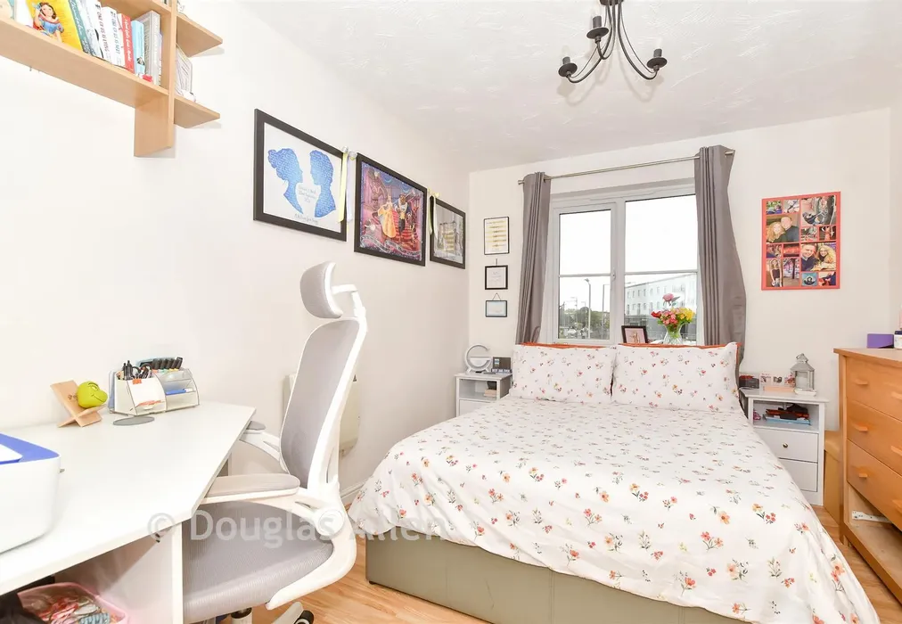 Bedroom 1 - Timberlog Lane, Basildon, Essex - Wards of Kent