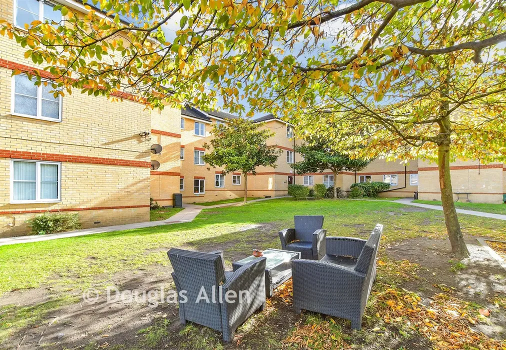 Communal Gardens - Timberlog Lane, Basildon, Essex - Wards of Kent