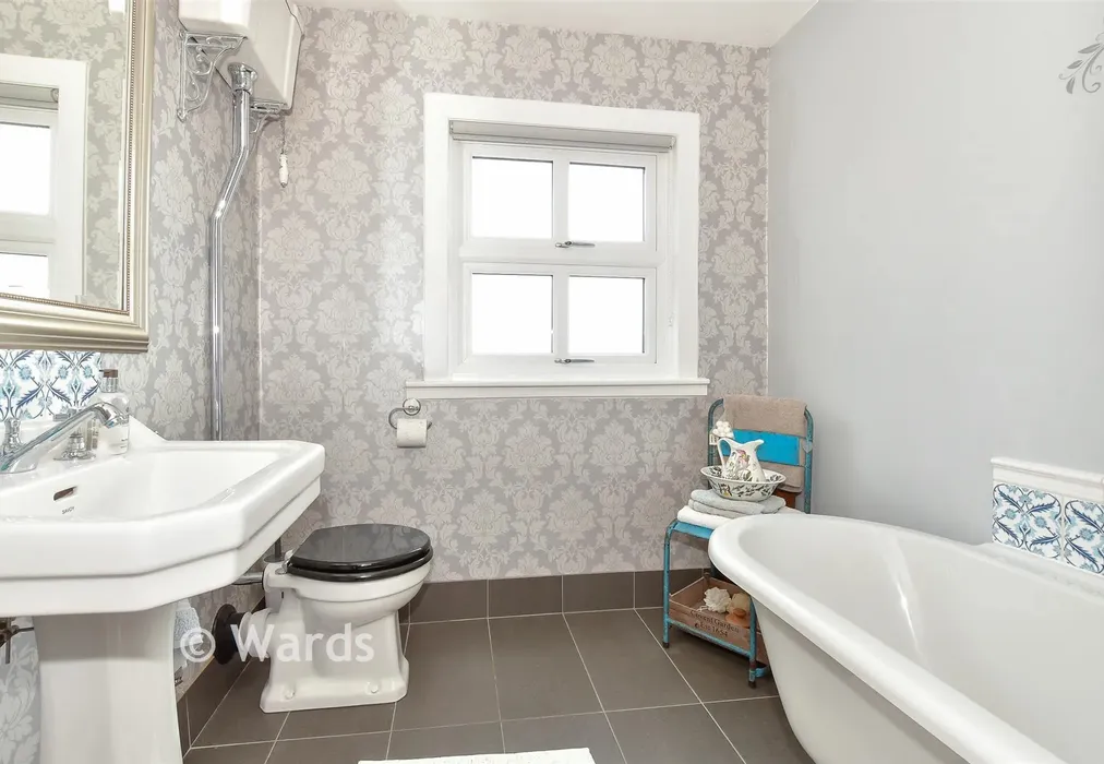 Bathroom - The Street, Boughton-Under-Blean, Faversham, Kent - Wards of Kent