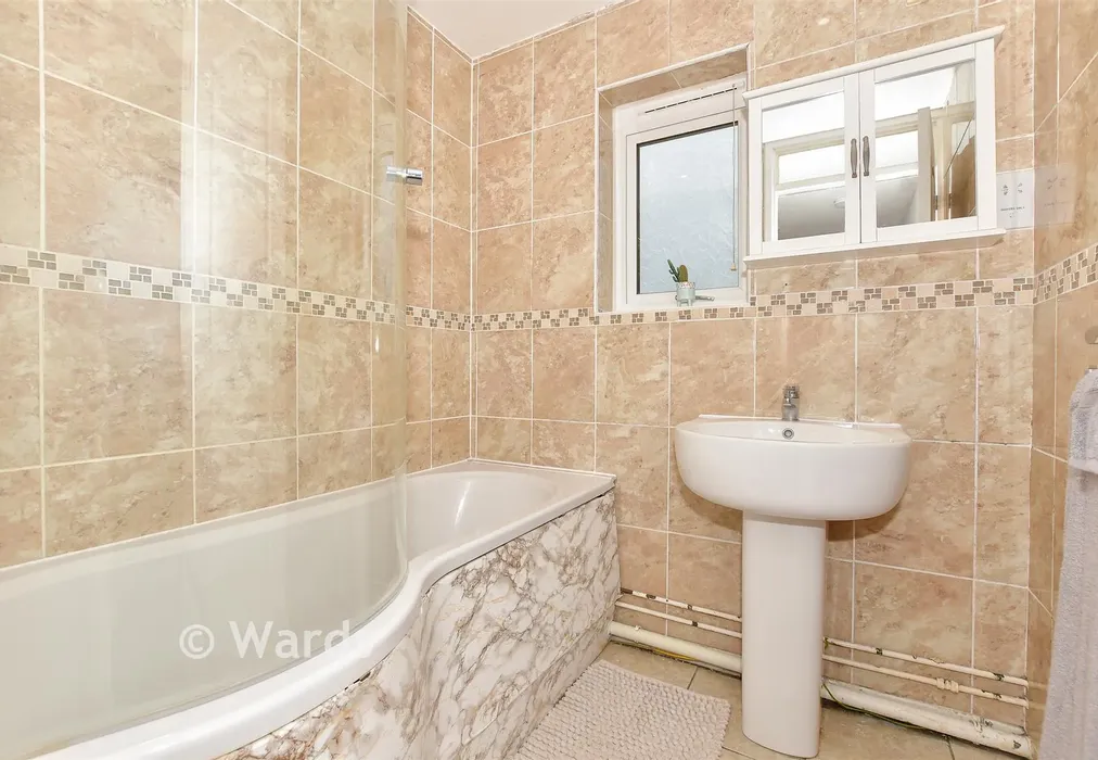Bathroom - Goldfinch Close, Faversham, Kent - Wards of Kent