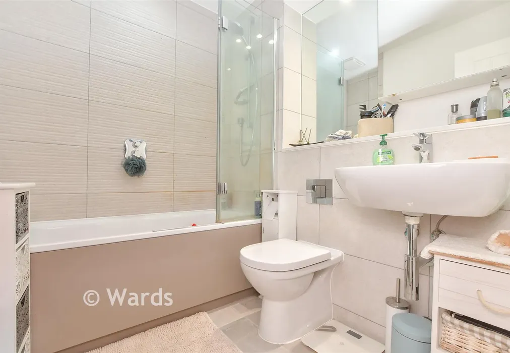 Bathroom - Six Fields Path, Tenterden, Kent - Wards of Kent