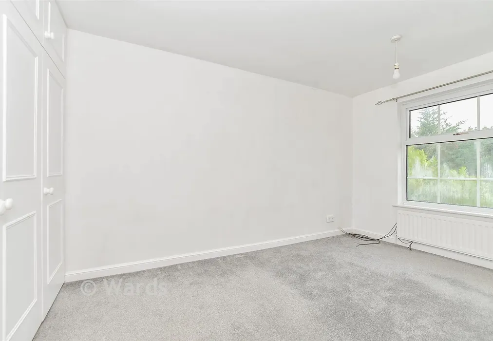 Bedroom 1 - Treetops, Tonbridge, Kent - Wards of Kent