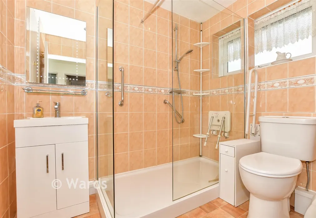 Shower Room - The Fairway, Dymchurch, Romney Marsh, Kent - Wards of Kent