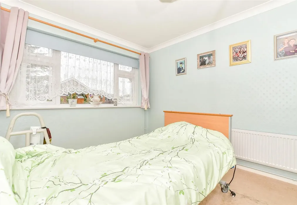 Bedroom 1 - The Fairway, Dymchurch, Romney Marsh, Kent - Wards of Kent