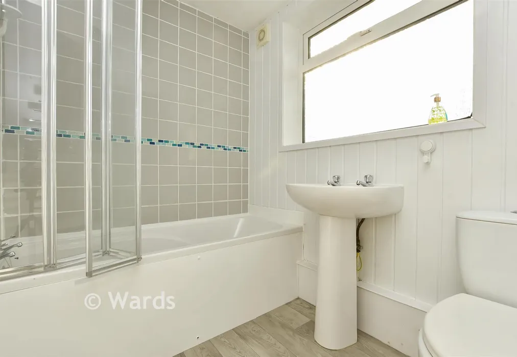 Bathroom - Nash Court Gardens, Margate, Kent - Wards of Kent