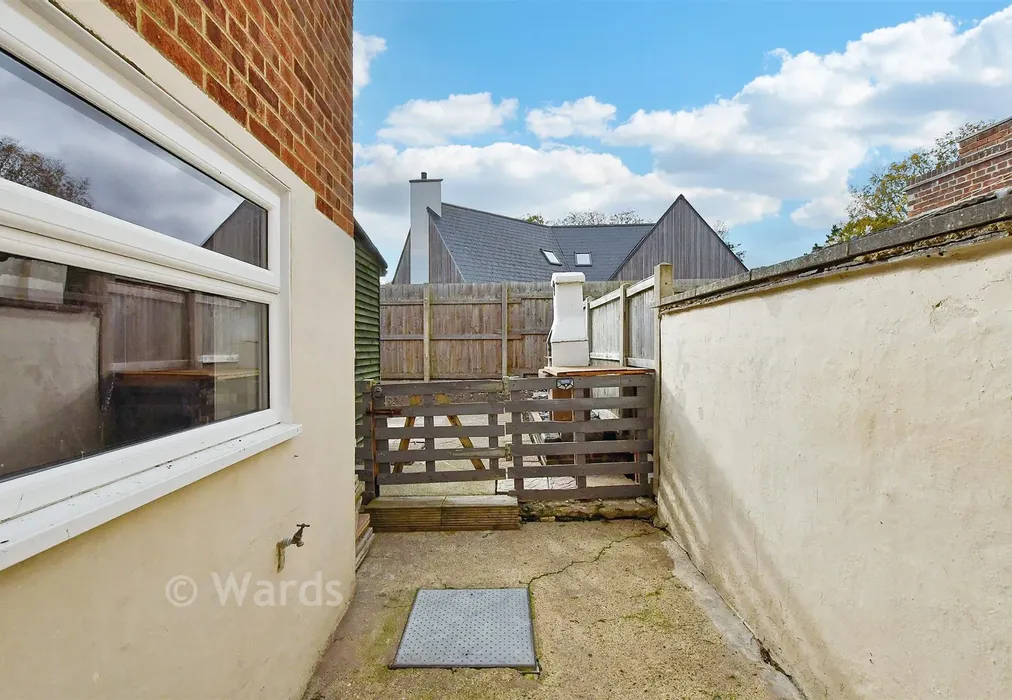 Side Garden - Nash Court Gardens, Margate, Kent - Wards of Kent