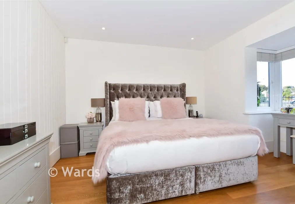 Bedroom 1 - Mount Lane, Bearsted, Maidstone, Kent - Wards of Kent