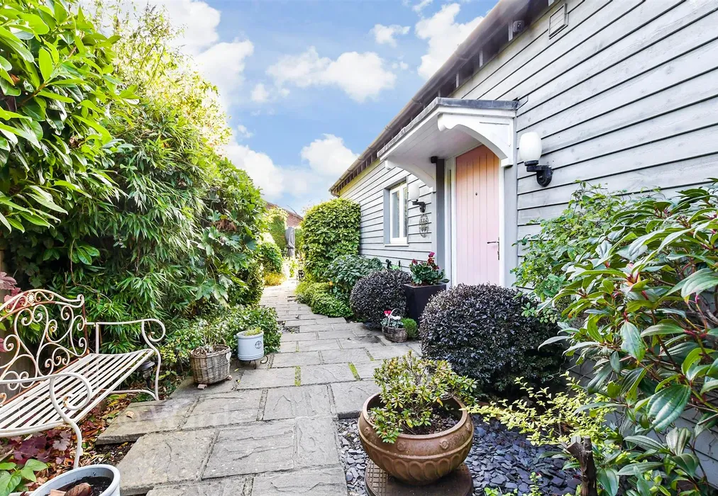 Side Garden - Mount Lane, Bearsted, Maidstone, Kent - Wards of Kent