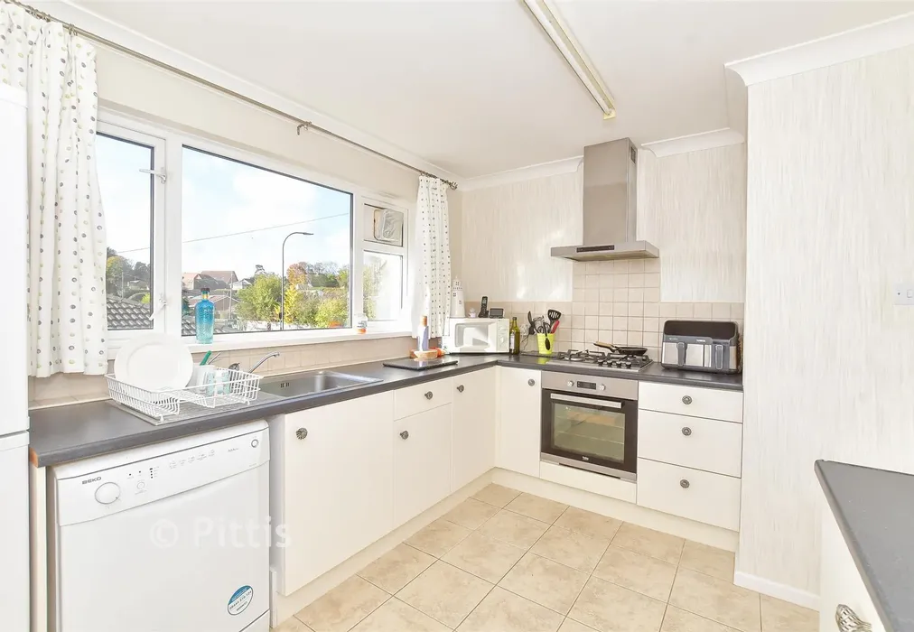 Kitchen - Clarendon Close, Brading, Isle of Wight - Wards of Kent