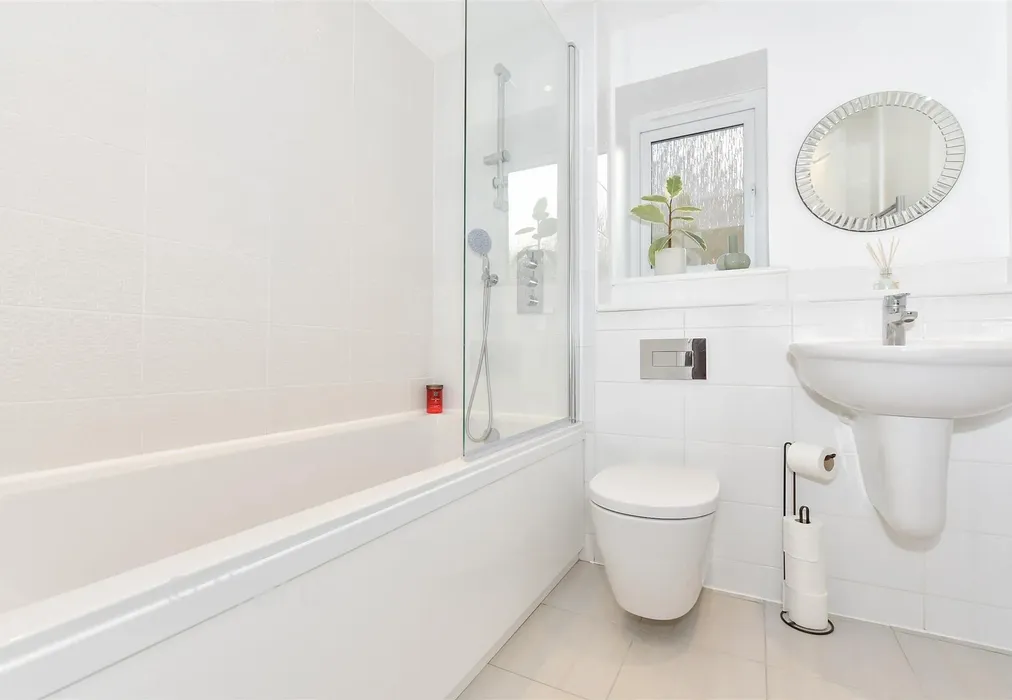 Bathroom - Broke Wood Way, Maidstone, Kent - Wards of Kent