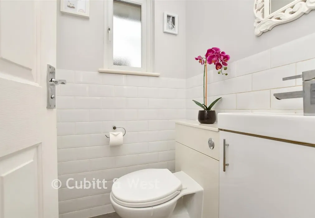 Cloakroom - Crocus Close, Croydon, Surrey - Wards of Kent