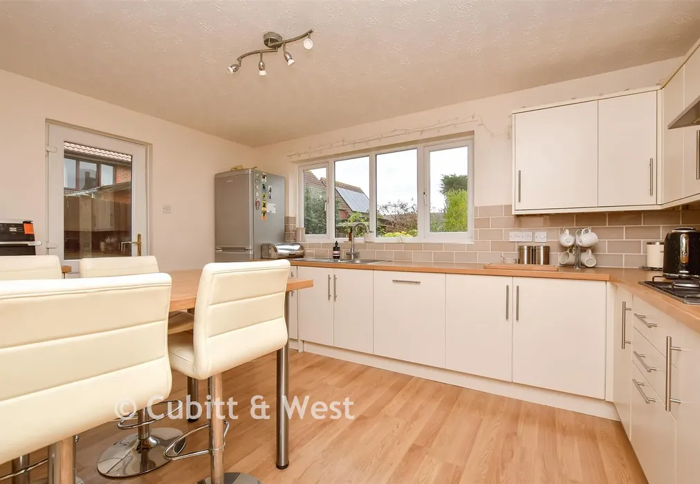 Kitchen - Crocus Close, Croydon, Surrey - Wards of Kent